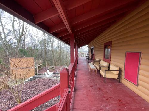 Ein Balkon oder eine Terrasse in der Unterkunft Don Quixote Lakefront log cabin