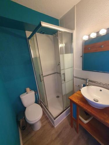 une salle de bain avec une douche, des toilettes et un lavabo dans l'établissement Studio dans une résidence - S04107, à Soulac-sur-Mer
