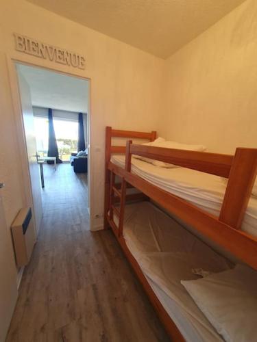 Cette chambre comprend 2 lits superposés et un couloir. dans l'établissement Studio dans une résidence - S04107, à Soulac-sur-Mer