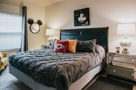 sypialnia z łóżkiem z poduszkami w obiekcie Family house with amazing themed rooms w mieście Kissimmee