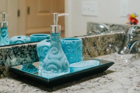 niebieska szklana butelka na blacie w łazience w obiekcie Family house with amazing themed rooms w mieście Kissimmee