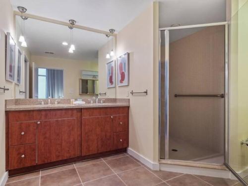 uma grande casa de banho com um chuveiro e um lavatório em 4Bedroom/ 2bath 2100sq ft Thorton Park Master Suite em Orlando