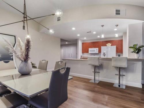4Bedroom/ 2bath 2100sq ft Thorton Park Master Suite photo 25