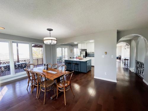 een keuken en eetkamer met een tafel en stoelen bij Finn's Hideaway -Modern family river home in Keokuk