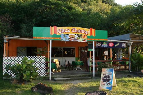 a food stand with a sign that reads chef chain at Le Colibri, belle vue mer, accés direct à la plage, SPA privatif in Bouillante