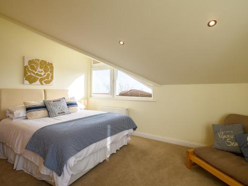 1 dormitorio con cama, ventana y silla en 2 Bed in Torquay 51143 en Torquay