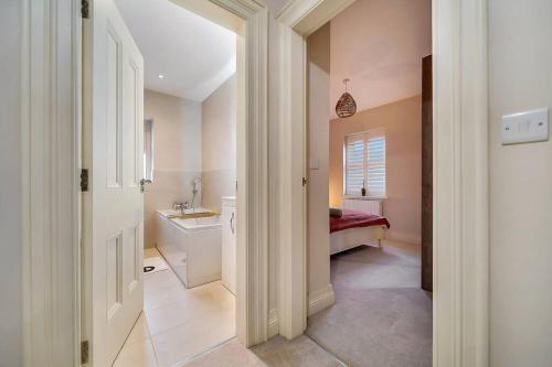 La salle de bains blanche est pourvue d'un lavabo et de toilettes. dans l'établissement Stylish 1 Bed Townhouse, à Culmore