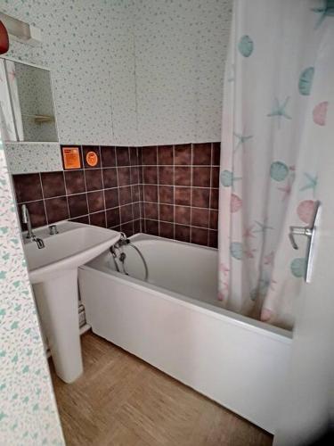 une salle de bain avec une baignoire et un lavabo et une baignoire dans l'établissement Appartement avec belle vue mer - S04117, à Soulac-sur-Mer