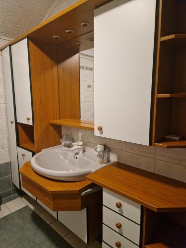 a bathroom with a sink and a mirror at Ferienwohnung am Stadtrand in Sankt Pölten