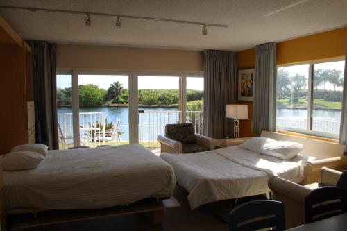een hotelkamer met 2 bedden en uitzicht op het water bij Canada House Beach Club Resort in Pompano Beach