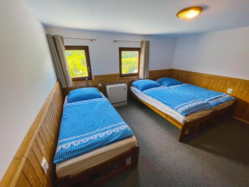 Postel nebo postele na pokoji v ubytování Roubenka U 2 přátel