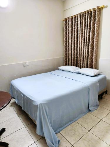 ein Schlafzimmer mit einem großen Bett in einem Zimmer in der Unterkunft Osu Apartment in Accra