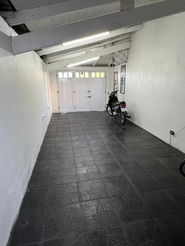 un pasillo con una motocicleta estacionada en un edificio en Departamento en avenida 10 con garage cubierto en Necochea