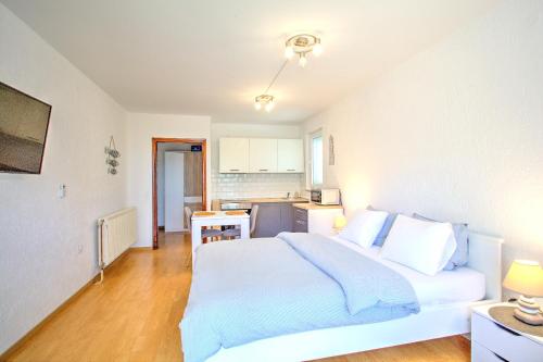 Ένα ή περισσότερα κρεβάτια σε δωμάτιο στο Anmarie Apartments Crikvenica