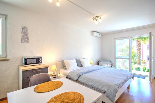 Postel nebo postele na pokoji v ubytování Anmarie Apartments Crikvenica
