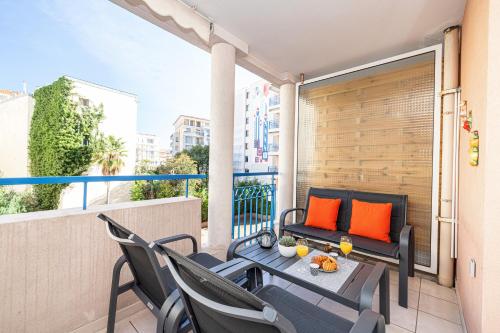 un patio avec une table et des chaises sur un balcon dans l'établissement Eden Park 2 piece, clim, parking, à Menton