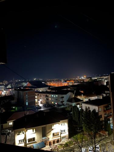 Blick auf die Stadt in der Nacht in der Unterkunft Devetka in Pirot