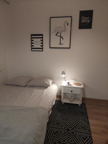 En eller flere senge i et værelse på Mieszkanie 4-pokojowe w Toruniu przy UMK
