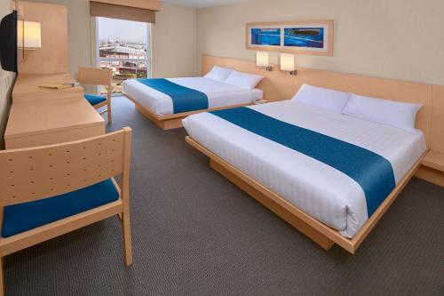 Cette chambre comprend deux lits et un bureau. dans l'établissement City Express by Marriott Villahermosa, à Villahermosa