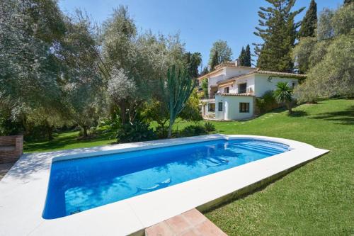 basen w ogrodzie domu w obiekcie Villa Dos Palomas on the Golden Mile in Marbella w Marbelli