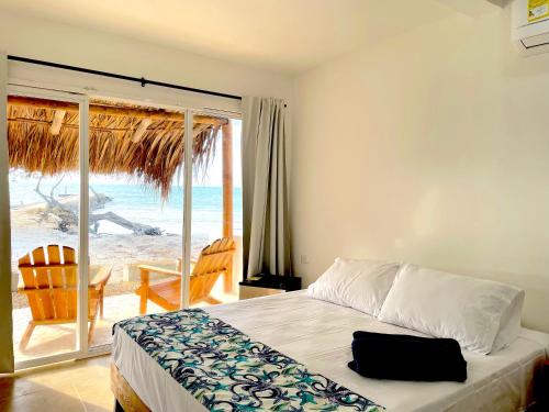 a bedroom with a bed and a view of the beach at Carey Beach Baru in Barú