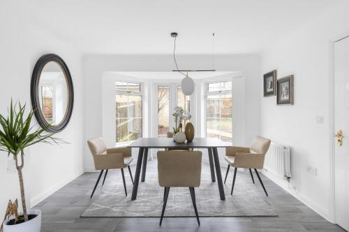 a dining room with a table and chairs at Luxurious 3 Bed House with Free Parking, Close to the Train Station & Town in Braintree