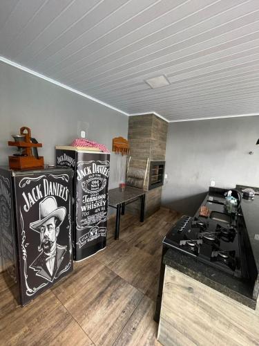 a room with a kitchen with a stove and a counter at Espaço de lazer 3E in Dourados