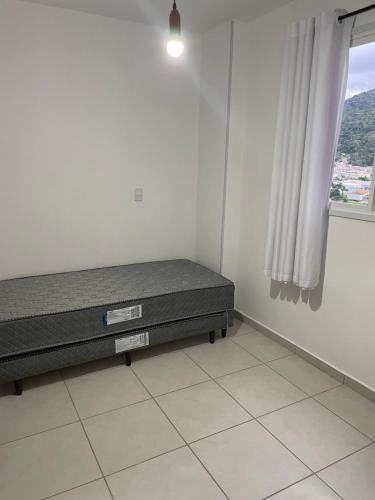 Tempat tidur dalam kamar di Apartamento Novo itapema SC