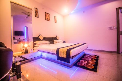 Schlafzimmer mit einem Bett und einem Tablett mit Donuts in der Unterkunft Capital O 5764 A Park Hotel in Gwalior