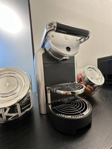 a blender sitting on top of a counter at Cernusco luxury Milanese apartment in Cernusco sul Naviglio