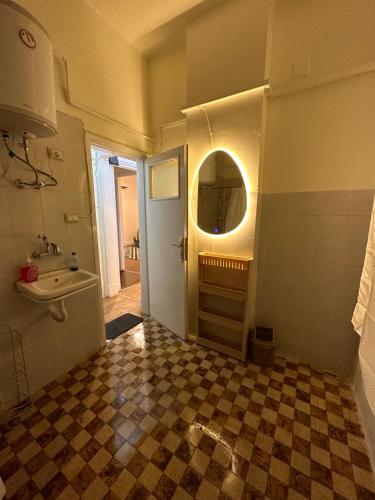 een badkamer met een wastafel en een spiegel bij Quiet studio in downtown in Caïro