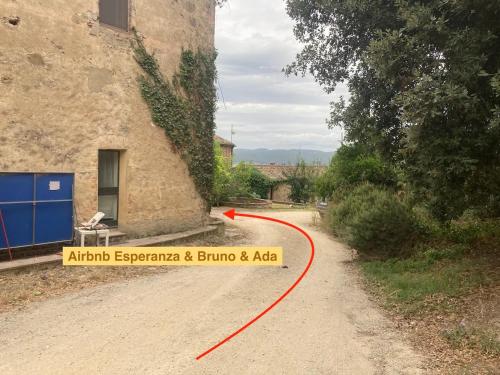 a dirt road with a red arrow pointing to anarmaarmaarma and burrito at private room with own bathroom at Podere Noceto in Grotti