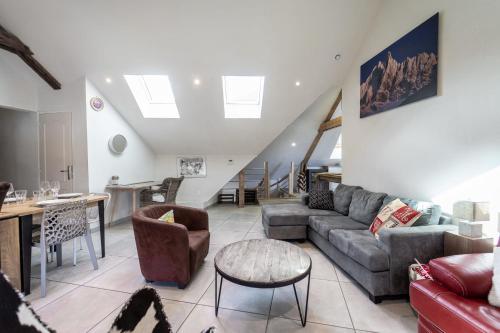un salon avec un canapé et une table dans l'établissement Lac et montagne charmant appartement idéalement placé!, à Sévrier