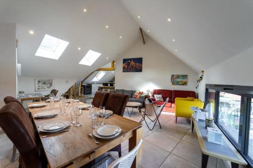 une salle à manger avec une table et des chaises dans l'établissement Lac et montagne charmant appartement idéalement placé!, à Sévrier