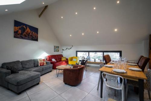 un salon avec un canapé et une table dans l'établissement Lac et montagne charmant appartement idéalement placé!, à Sévrier
