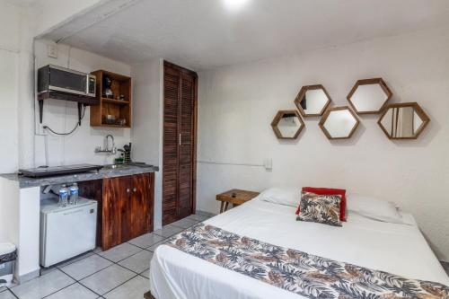 a small room with a bed and a kitchen at Roof Estudio con Terraza en Chapalita 27 in Guadalajara