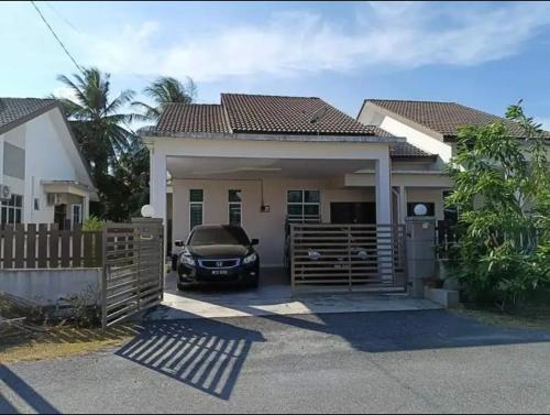 um carro estacionado em frente a uma casa em Damai Kangar Homestay em Kangar