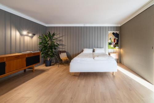 een slaapkamer met een wit bed en een bureau bij Stunning view apartment in Ålesund with free parking in Ålesund