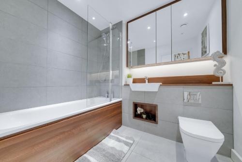 y baño con aseo, lavabo y bañera. en Spacious Modern 1 Bed Apartment London Catford Lewisham - Perfect for Long Stays en Londres