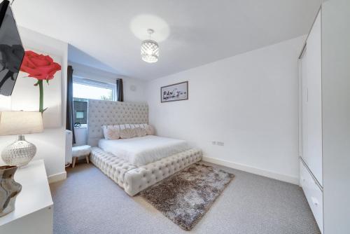 a living room with a couch and a bed at Spacious Modern 1 Bed Apartment London Catford Lewisham - Perfect for Long Stays in London