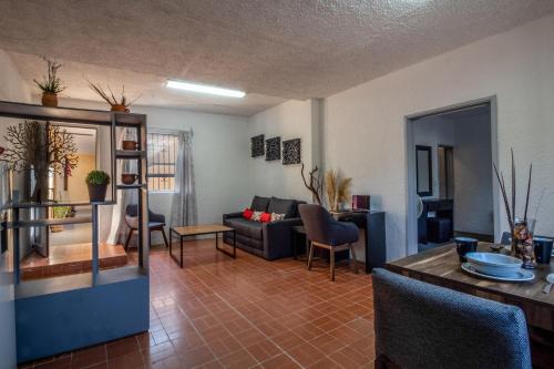 a living room with a couch and a table at Suite de 1 Rec/ en Gta.Chapalita in Guadalajara