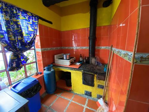 una pequeña cocina con fogones en una habitación en VILLA CONCHITA, en Duitama