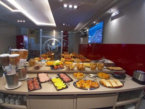 a buffet line with many different types of food at Benjamín I in San Salvador de Jujuy