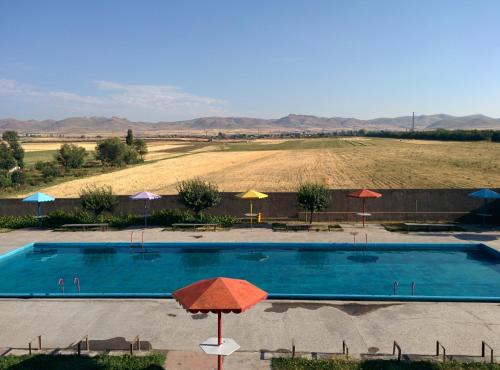 בריכת השחייה שנמצאת ב-Erazank Hotel או באזור