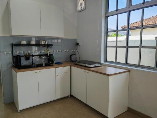 Кухня или мини-кухня в Cozy Roomstay Padang Serai
