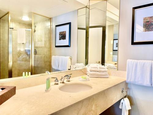 baño con lavabo y espejo grande en Hillside Haven: Carriage Club Resort Retreat, en Edgar