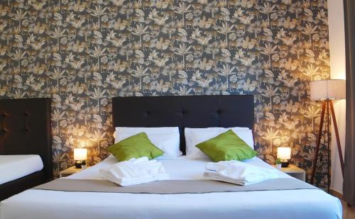 ローマにあるHH Vatica Suite IIのベッドルーム1室(ベッド1台、緑の枕2つ付)