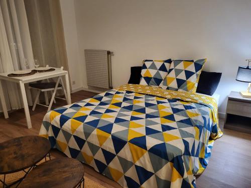 1 dormitorio con 1 cama, mesa y sillas en Charmant studio, en Saint-Laurent-du-Var