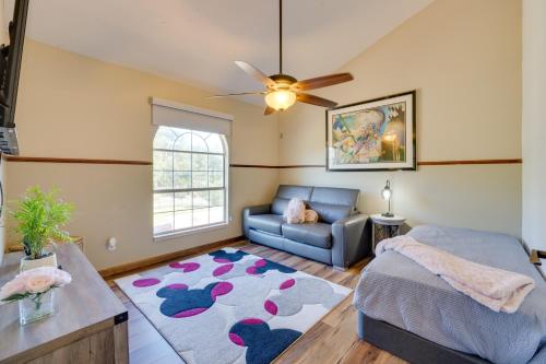 uma sala de estar com um sofá e um tapete em Spacious Apopka Escape with 1-Acre Backyard and Gym em Orlando