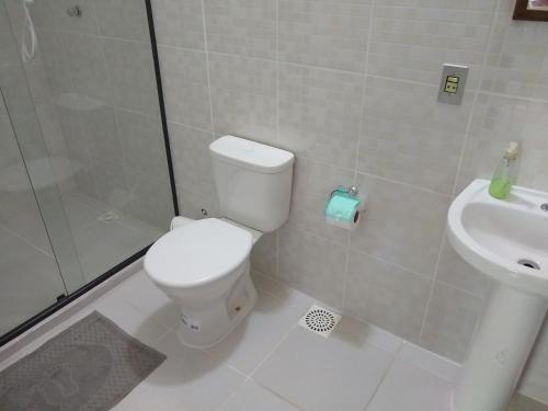 y baño con aseo y lavamanos. en Pousada Castelinho Conservatória, en Conservatória